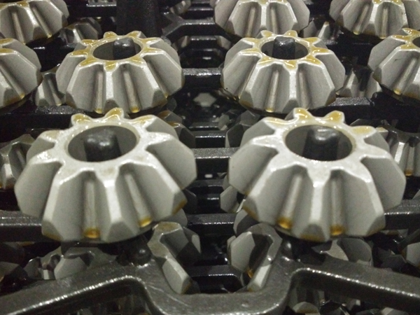 渗碳淬火是金属材料常见的一种热处理工艺,它可以使渗过碳的工件表面