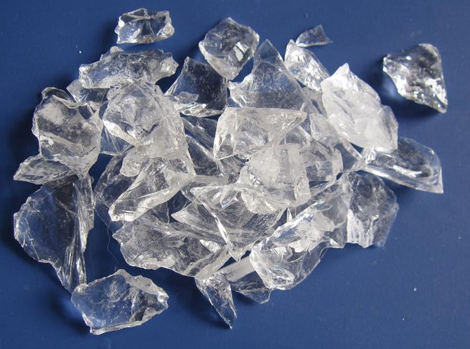 电熔石英块是选用高纯石英在极高的温度下熔融而成,具有sio 2含量高