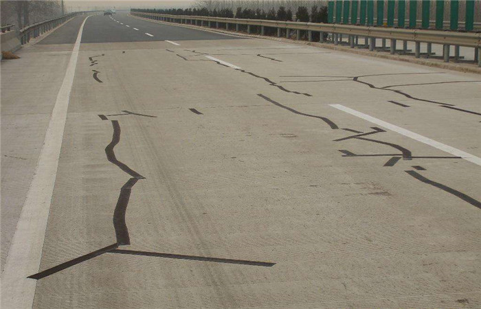 贴缝带的操作方法及注意事项 - 灌缝胶-道路灌缝胶-贴缝带-道路密封胶